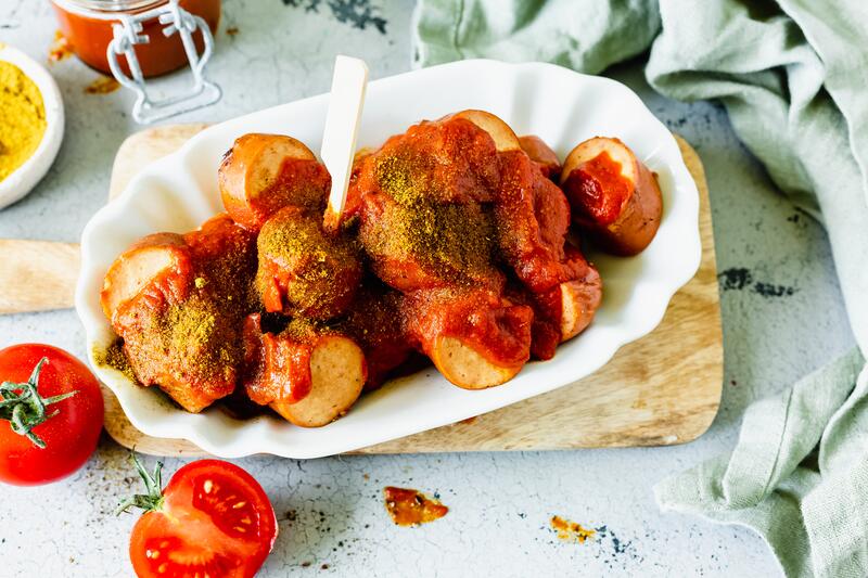 Geschnittene Currywurst mit Soße in einer Schale