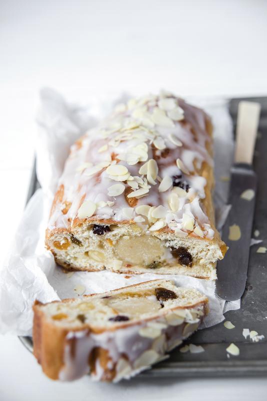 Angeschnittener Marzipanstollen mit Zuckerguss