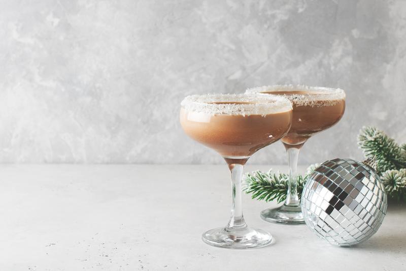 Zwei Cocktailgläser mit Schokoladenlikör