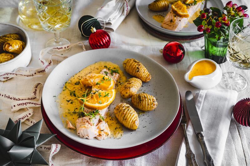 Lachs mit Kartoffeln auf grauem Teller