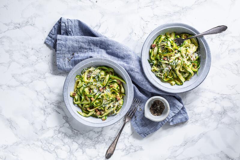 Zoodles in Schalen mit Geschirrhandtuch