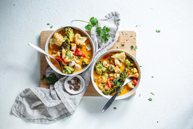 Zwei weiße Schüsseln mit Gemüse-Curry
