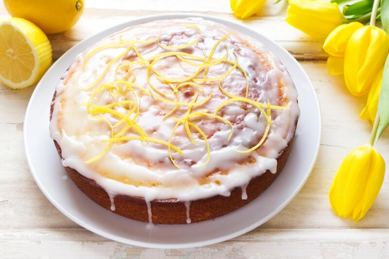 citronmane Dänischer Zitronenkuchen mit hellem Guss, von oben fotografiert