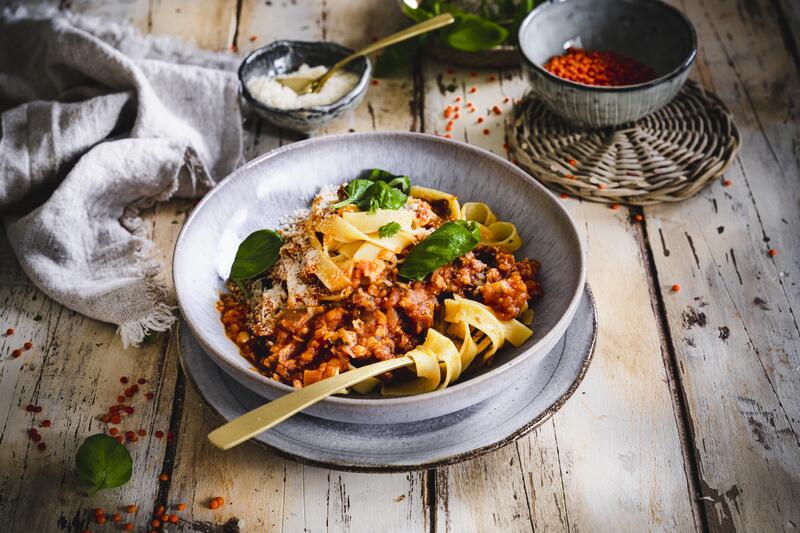 Bandnudeln mit roter Soße und Basilikum