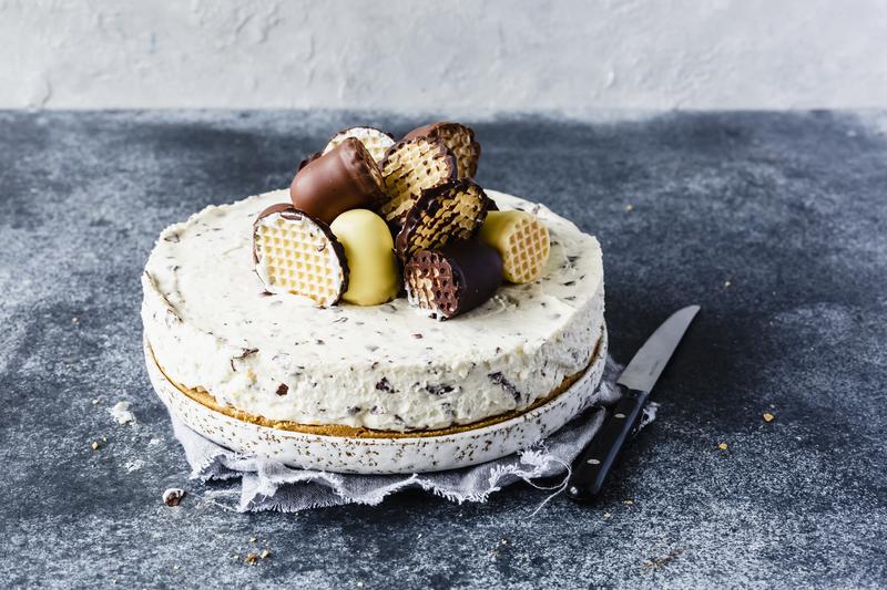 Torte mit heller Creme und Schokoküssen