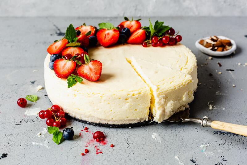 Low Carb Cheesecake mit Obst angeschnitten.