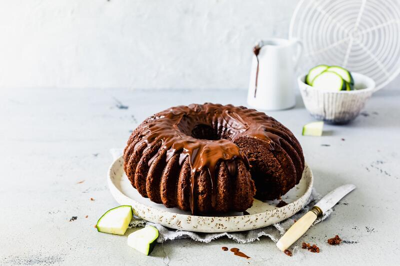 Schokoladen-Gugelhupf mit Zucchini auf weißem Teller