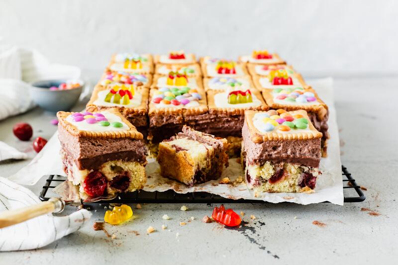 Schichtkuchen mit Smarties und Gummibärchen