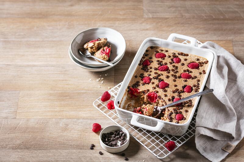 Süßer Auflauf mit Himbeeren in weißer Auflaufform