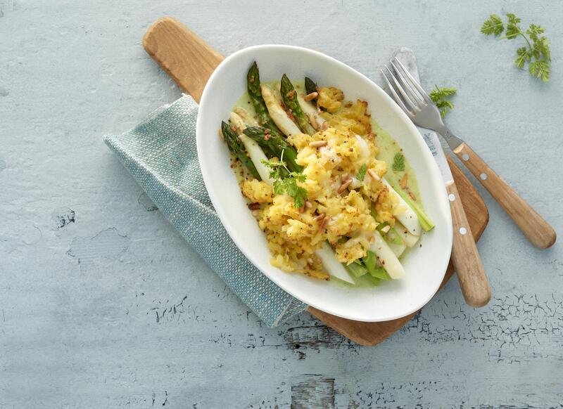 Weißer und grüner Spargel mit Kruste