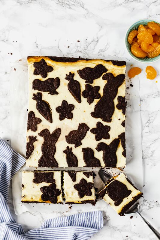 Oster Zupfkuchen angeschnitten auf einem Stück Backpapier.