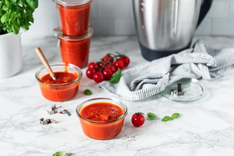 Eine kleine Schale voller Tomatensoße