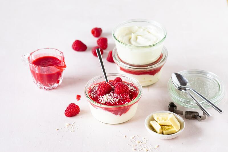 Käsekuchencreme im Glas mit Himbeersoße
