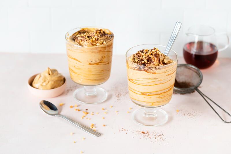 Zwei Gläser mit Mascarpone-Kaffee-Creme