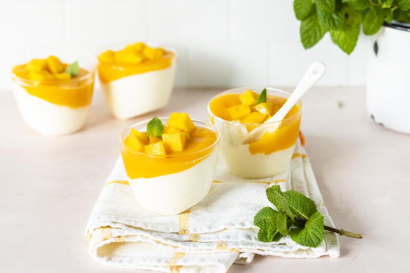 Joghurt mit orangen Fruchtpüree mit Mango und Münze 