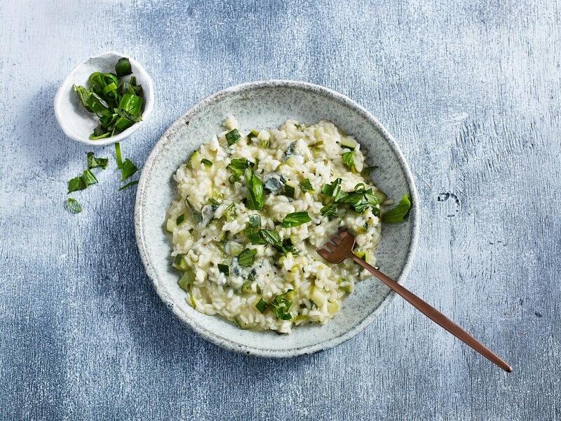Zucchini-Risotto mit Frühlingszwiebeln in Schüssel