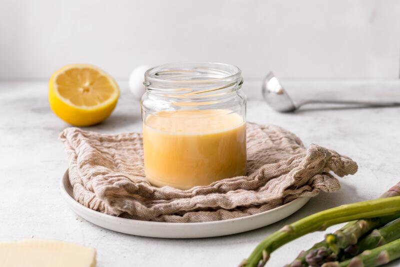 Sauce hollandaise in offenem Glas