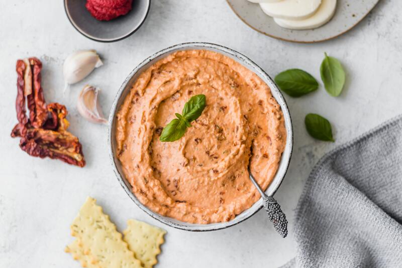 Mozzarella-Dip in weißer Schale von oben fotografiert