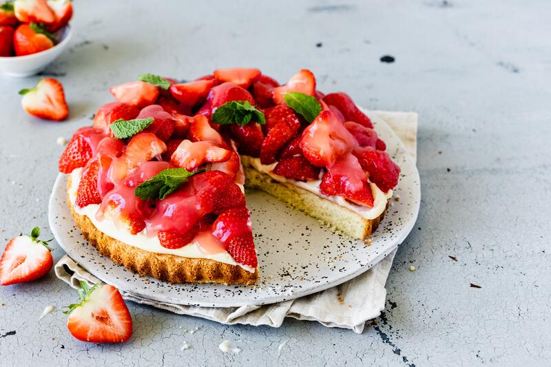 Angeschnittener Erdbeerkuchen mit Biskuitboden