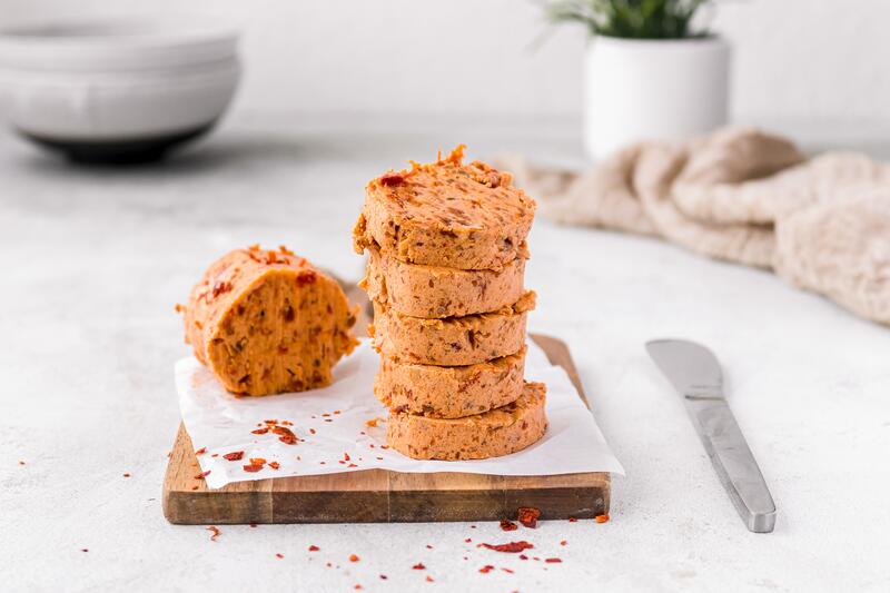 In Scheiben geschnittene Tomatenbutter gestapelt