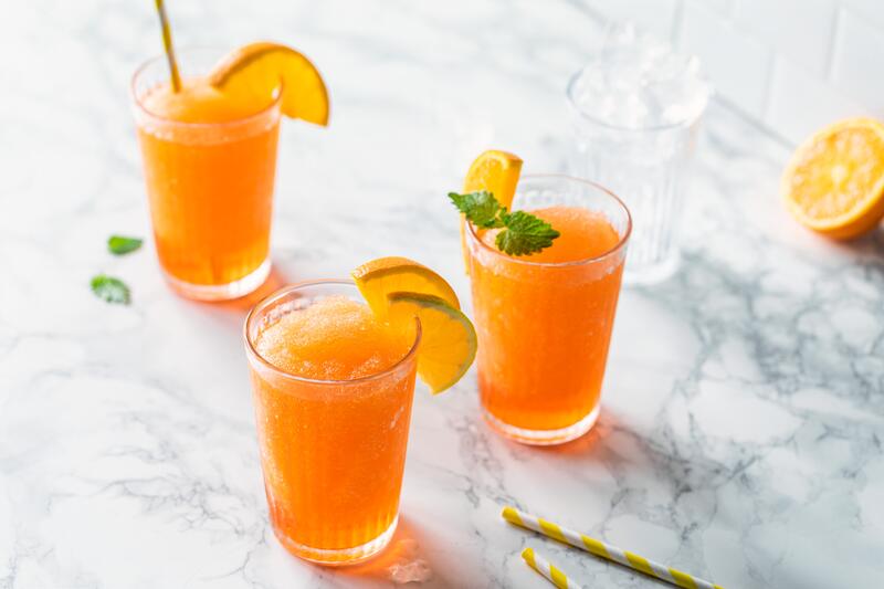 Frozen Aperol in Gläsern auf einer Marmorplatte