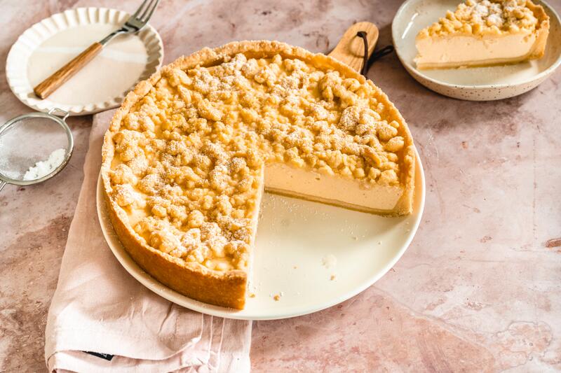 Angeschnittener Käsekuchen mit Streuseln aus der Springform