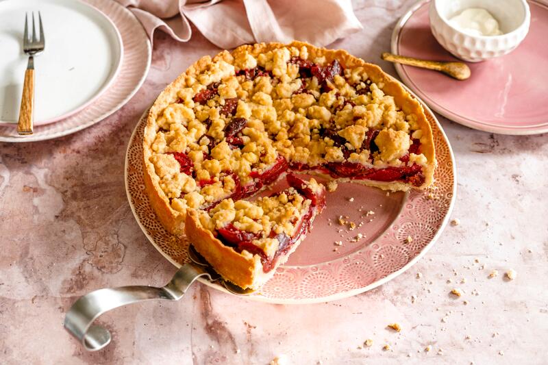 Angeschnittener Pflaumenkuchen mit Streuseln aus der Springform