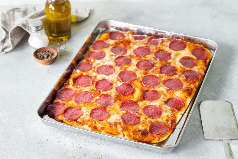Salami-Pizza auf Blech