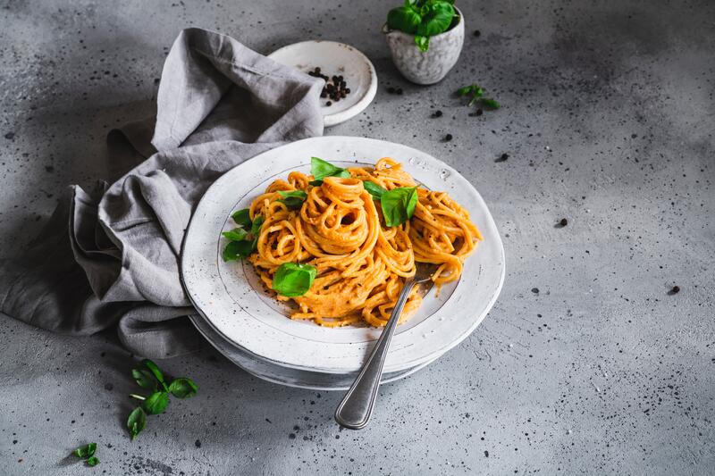 Spaghetti mit Soße auf weißem Teller