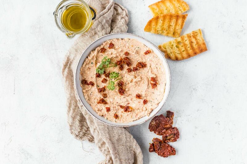 Tomaten-Feta-Dip in weißer weißer Schale