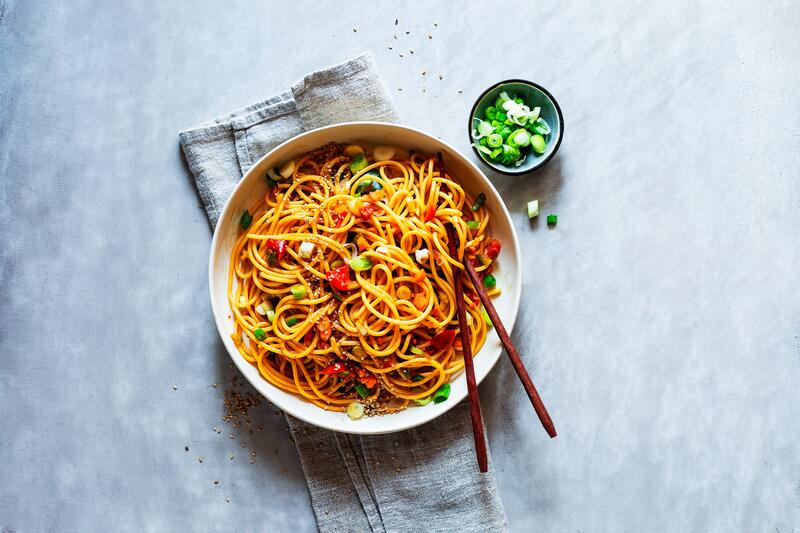 Asiatischer Spaghettisalat in weißer Schüssel von oben fotografiert