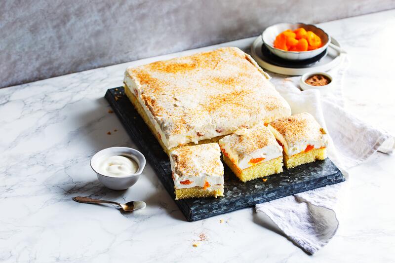 Fantakuchen mit Schmand auf schwarzer Platte