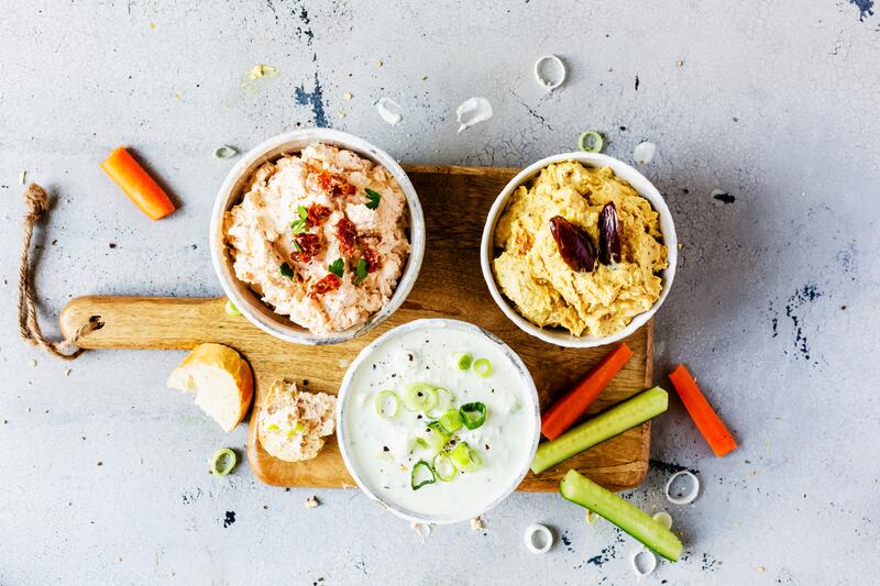 Knoblauch-Joghurtdip in weißer Schale