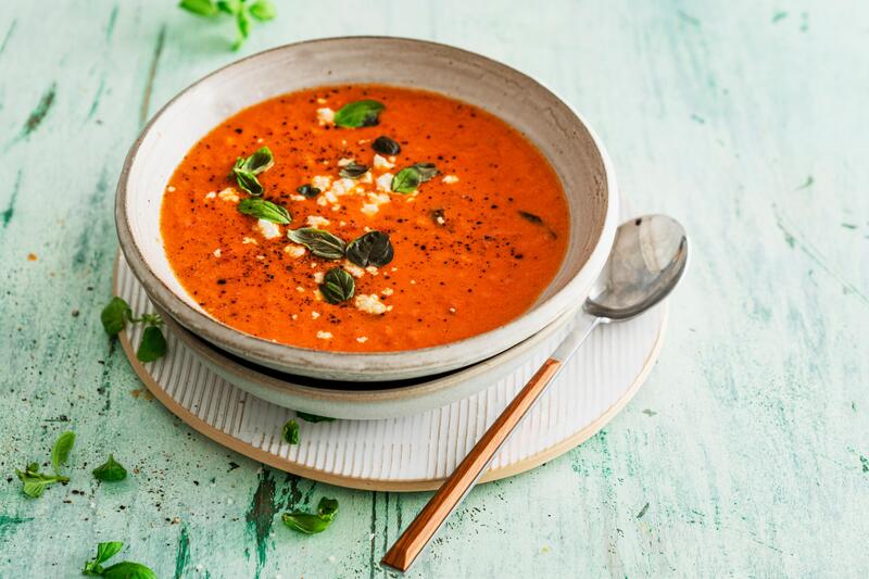 Tomatensuppe mit Feta in tiefem Teller mit angelegtem Löffel
