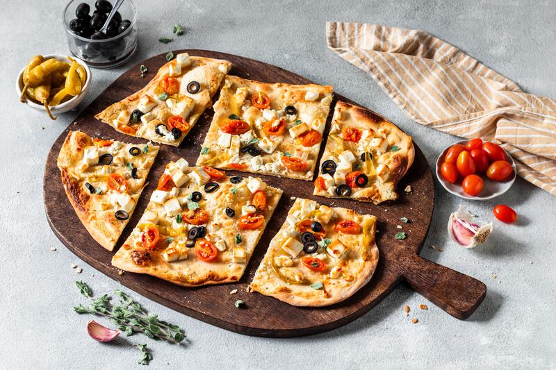 In 6 Stücken geschnittener griechischer Flammkuchen