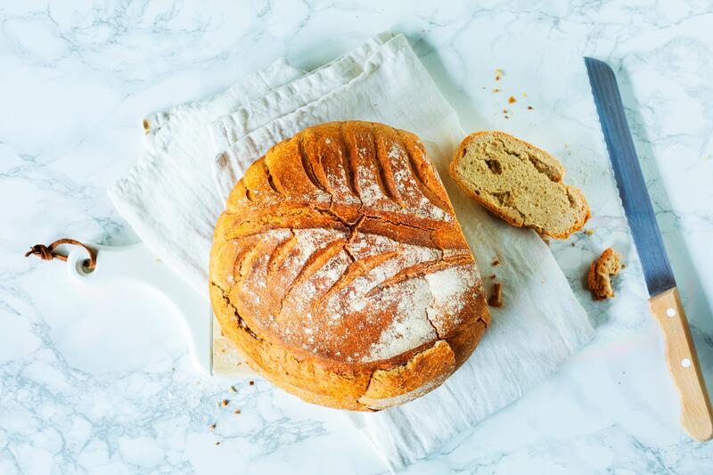 Angeschnittenes Nimmersatt-Brot von oben fotografiert