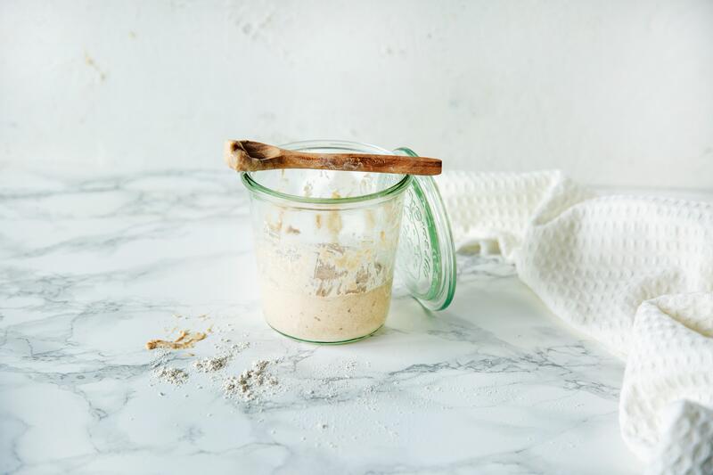 Sauerteig in verschließbaren Glas mit Holzlöffel