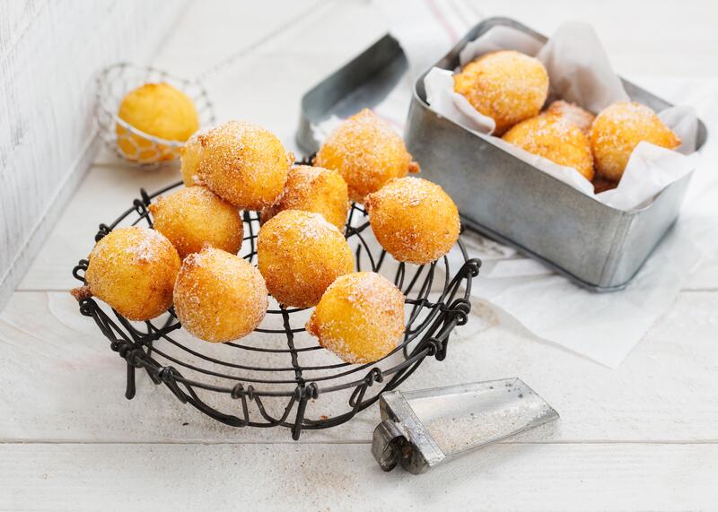 Quarkbällchen auf kleinem Kuchengitter