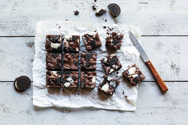 Brownies mit Keksen auf Backpapier