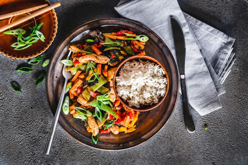 Hähnchen-Wok-Pfanne mit Basamatireis