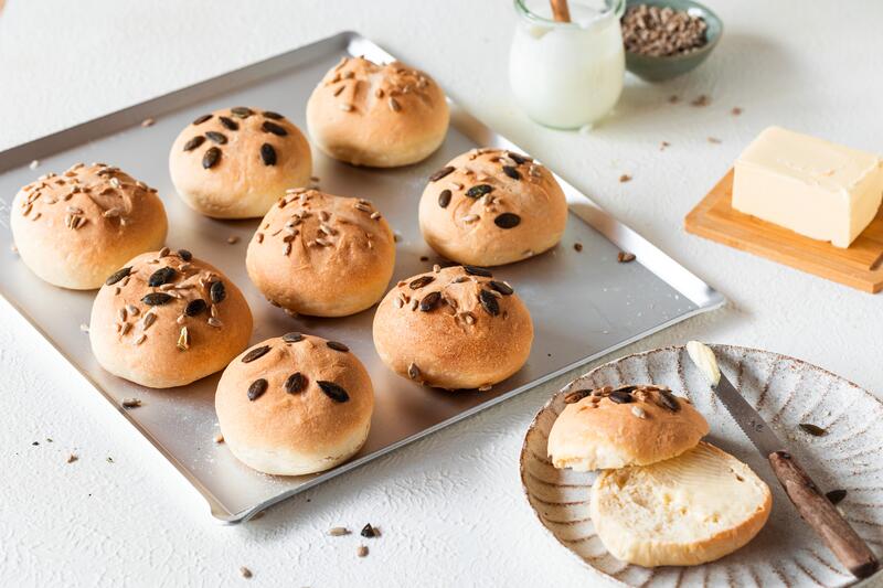 Eisernes Blech mit Dinkel-Joghurtbrötchen mit Kernen