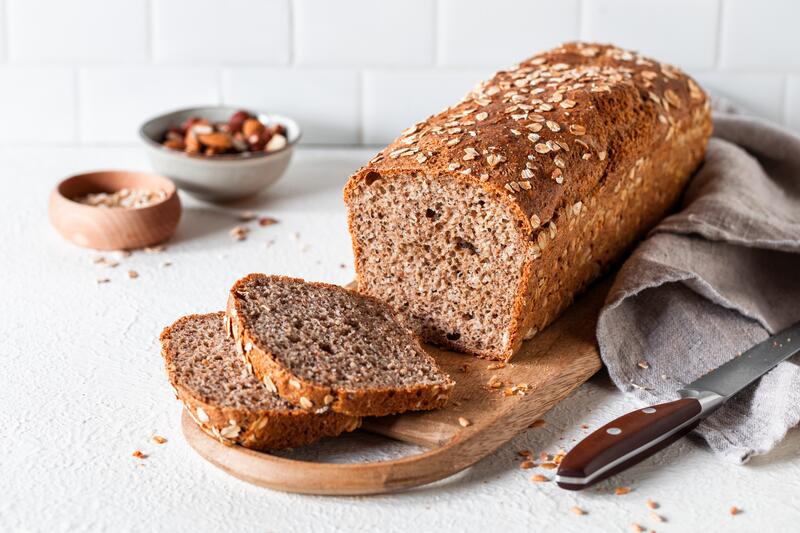 Angeschnittenes Dinkelbrot aus der Kastenform