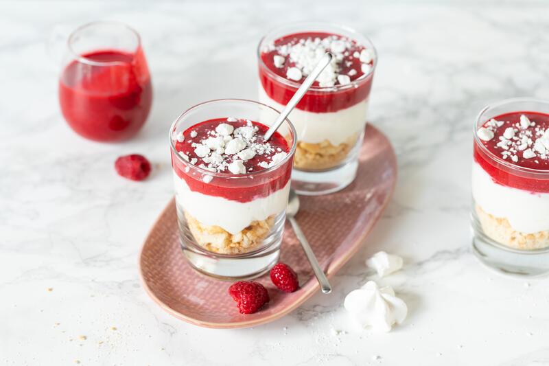 Drei Gläser mit Himbeerwolke