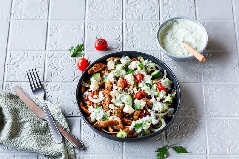 Schwarzer Teller mit Dönerfleisch und Salat