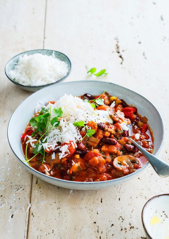 Tiefer Teller mit vegetarischem Chili mit Reis