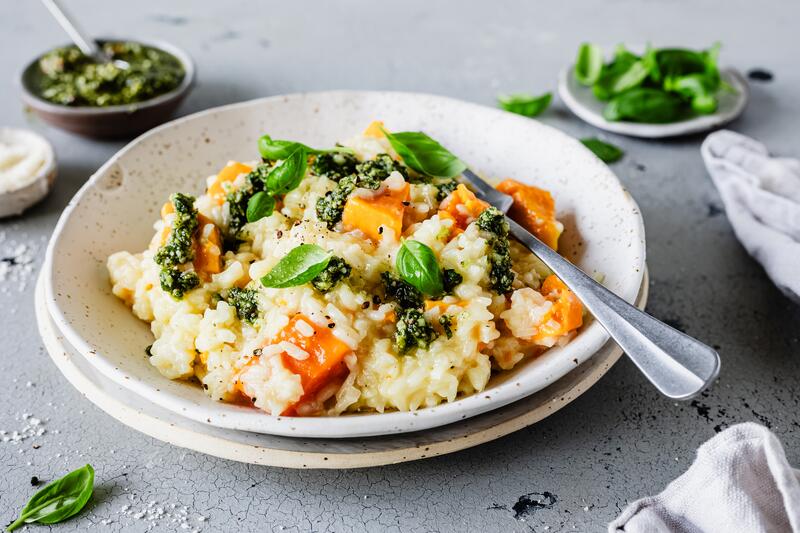 Risotto mit Süßkartoffeln und Basilikum auf Teller