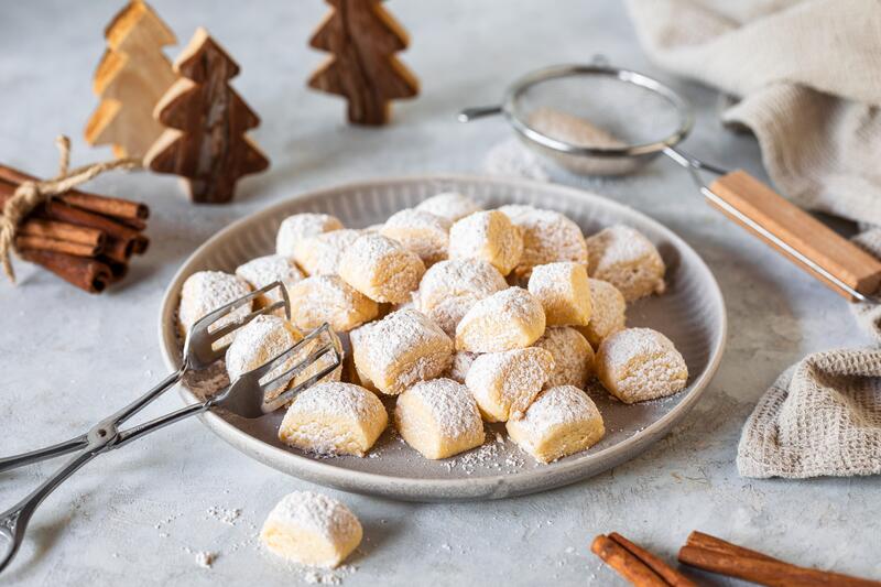 Zimt-Traumstücke mit Puderzucker auf rundem Teller