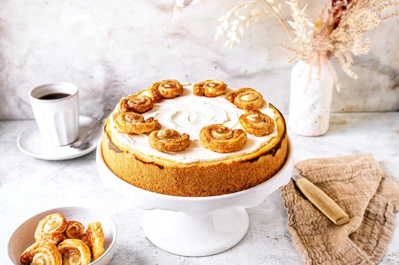Zimtschnecken-Käsekuchen auf Kuchenteller