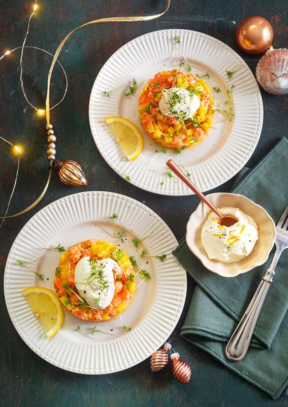 Zwei weiße Teller mit Lachs-Mango-Tartar