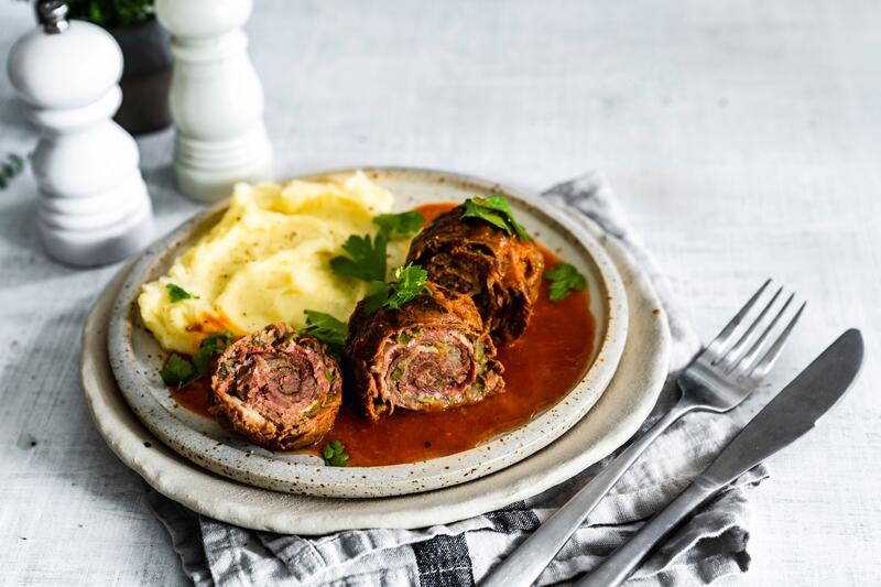 Runder Teller mit Rouladen und Kartoffelbrei